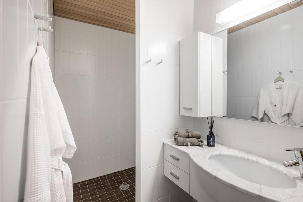 Spacious Home With Four Terrace, Sauna, Sea View Helsingfors Exteriör bild